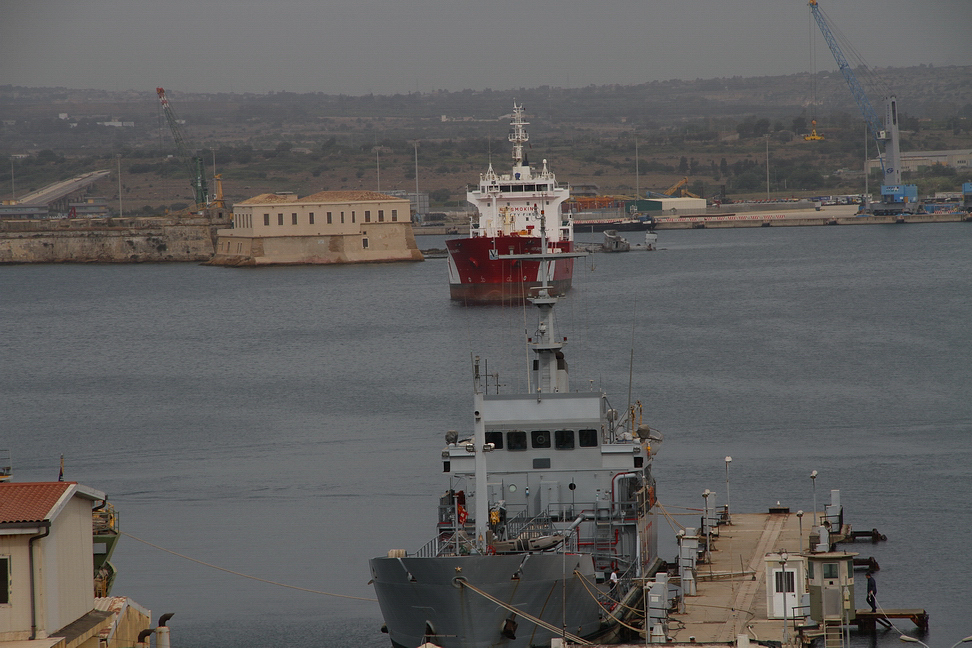 Sicilia_248.JPG - durante il regno di Federico II di Svevia la baia venne fortificata per esercitare il controllo della costa. Il porto venne utilizzato dalla Regia Marina durante la Guerra italo-turca...