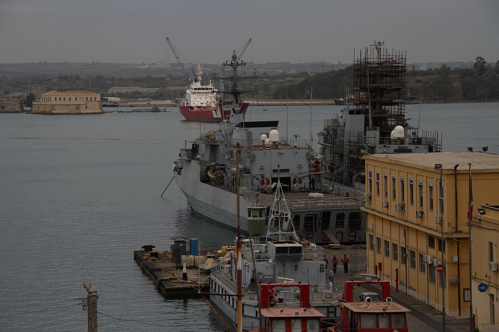 Sicilia_250.JPG - durante lo sbarco in Sicilia degli Alleati il porto venne sottoposto a varie incursioni aeree e dal 1943 al 1946 fu utilizzato come base della marina britannica...