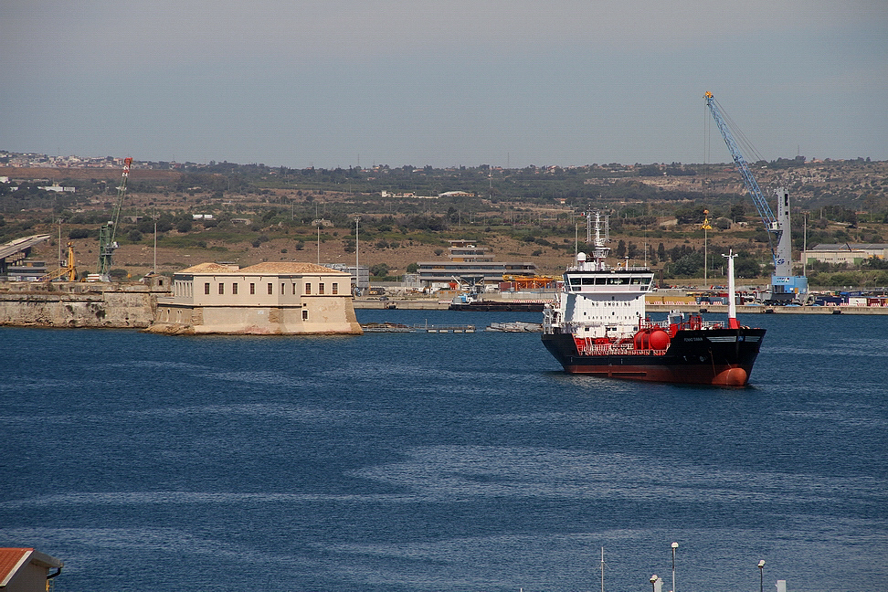 Sicilia_253.JPG - dal 2002 il porto di Augusta è sede del Comando Militare Autonomo in Sicilia trasferitovi dalla precedente sede di Messina...