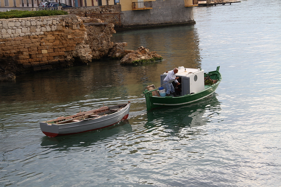 Sicilia_254.JPG - è mattino, barche guidate da mani esperte lasciano il rifugio sicuro e si recano sul luogo della pesca...