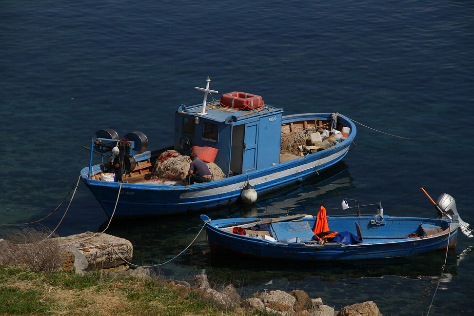 Sicilia_255.JPG - al ritorno delle barche le mani si prodigano a rammendare le reti...