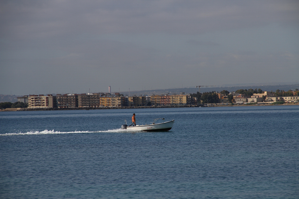 Sicilia_257.JPG - altre si muovono tra la spuma delle onde...