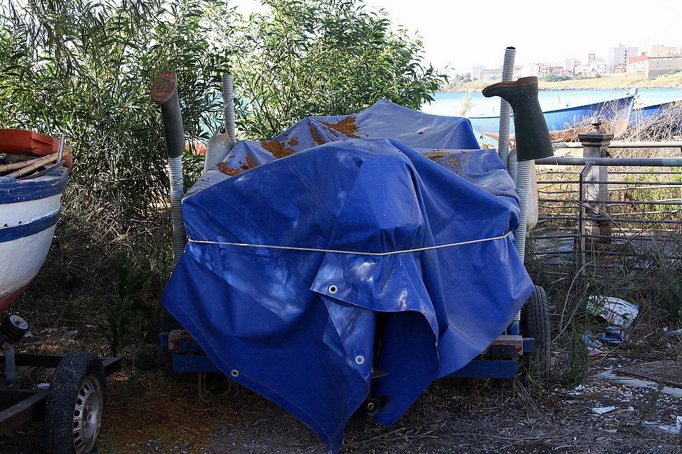 Sicilia_263.JPG - ci sono poi le barche da favola: c'era una volta la barca con gli stivali....