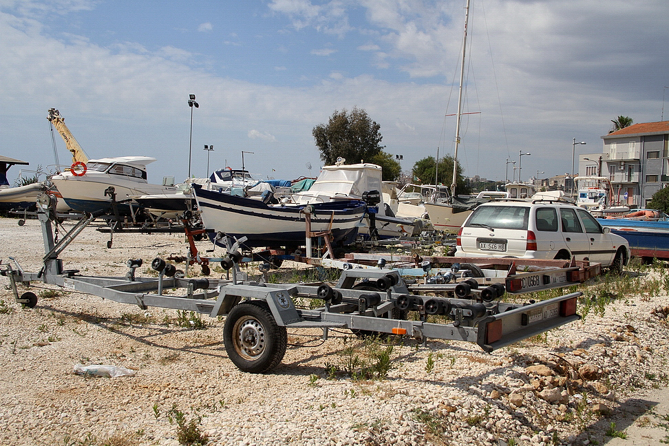 Sicilia_264.JPG - ci sono anche barche a quattro ruote...