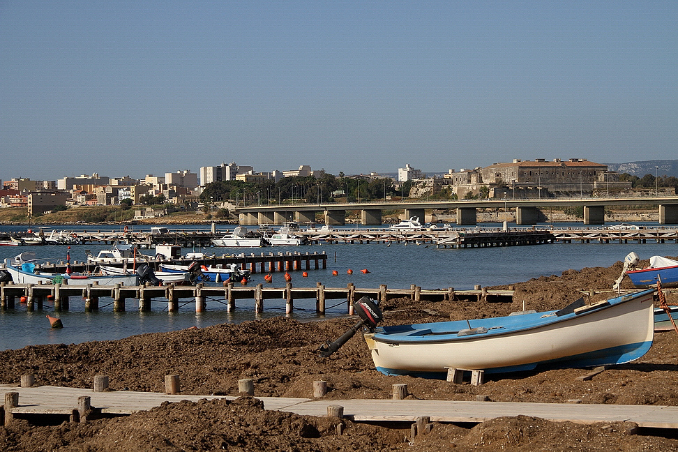 Sicilia_269.JPG - a volte ci provano a navigare sulla sabbia...