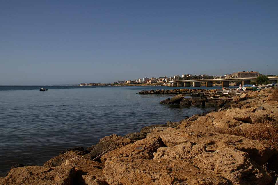 Sicilia_292.JPG - lunghi bracci di pietra...