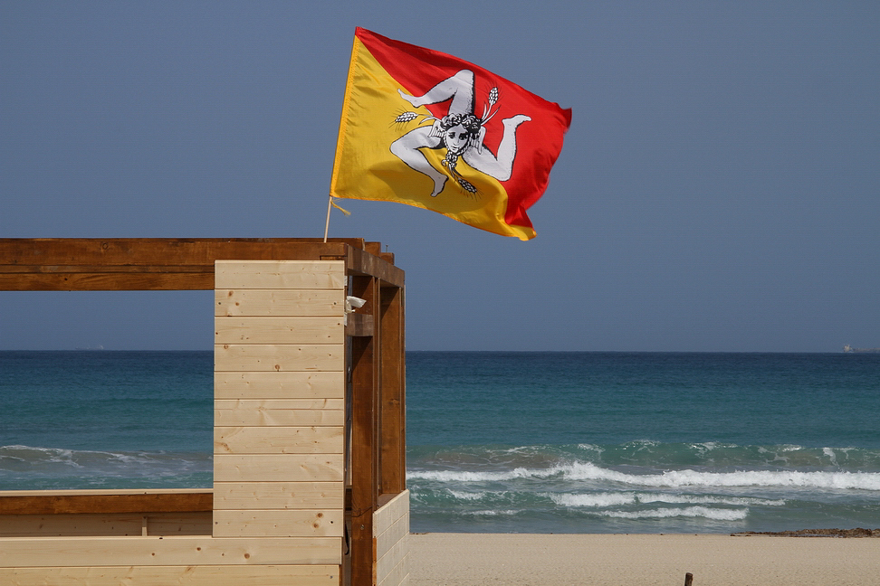 Sicilia_358.JPG - La bandiera della Sicilia sventola sulla spiaggia, siamo a Priolo...