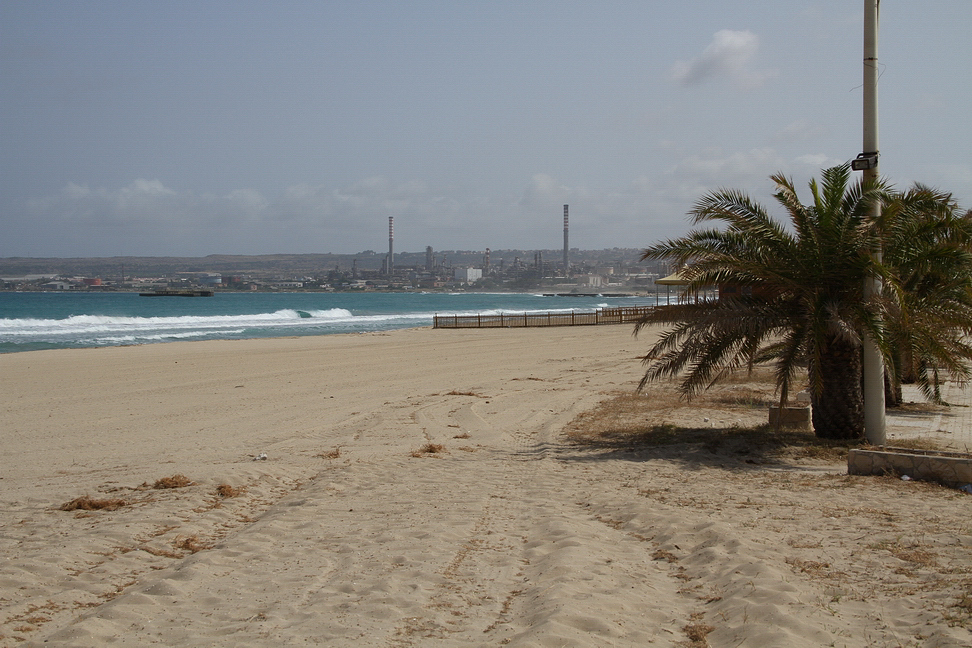 Sicilia_362.JPG - ai suoi piedi una lunga spiaggia di sabbia fine...