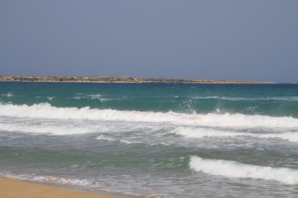 Sicilia_368.JPG - e onde violente e rumorose si infrangono sulla spiaggia...