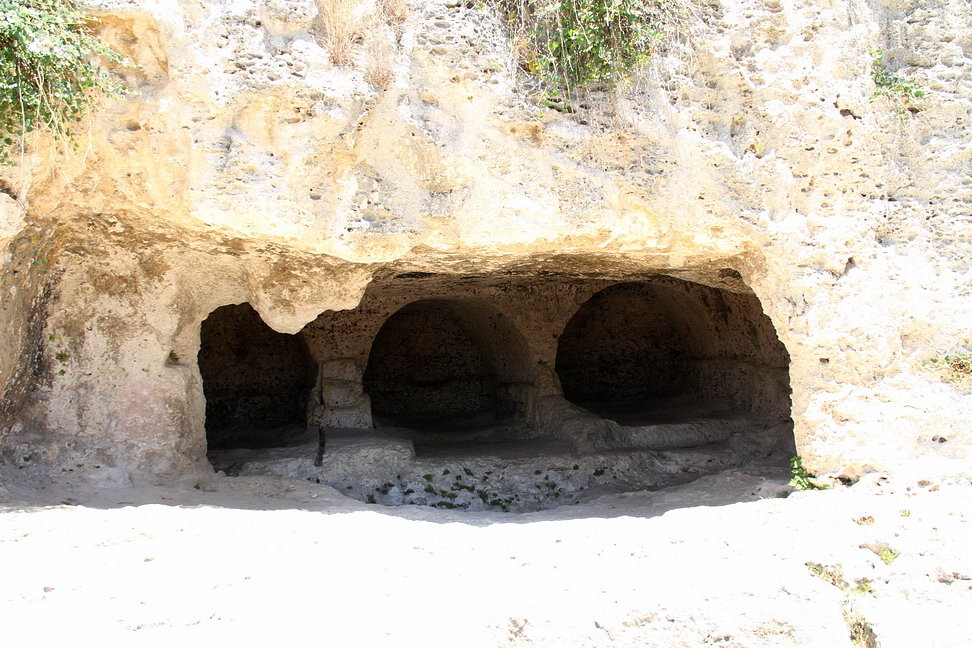 Sicilia_384.JPG - al di sopra del teatro greco una via costeggia antiche tombe...