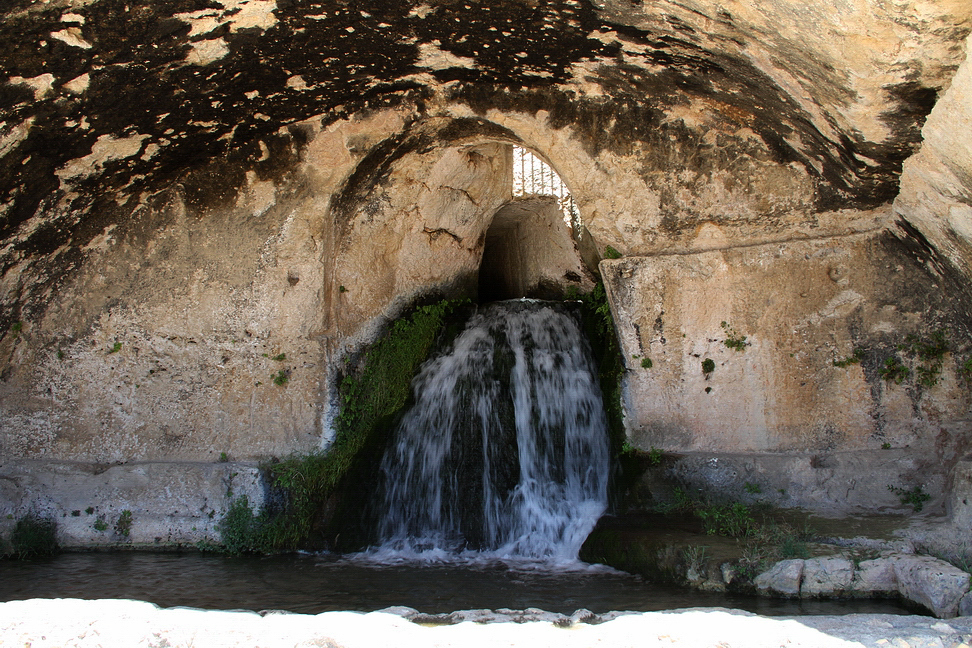 Sicilia_386.JPG - lungo la via si apre una grotta con un'imponente cascata...