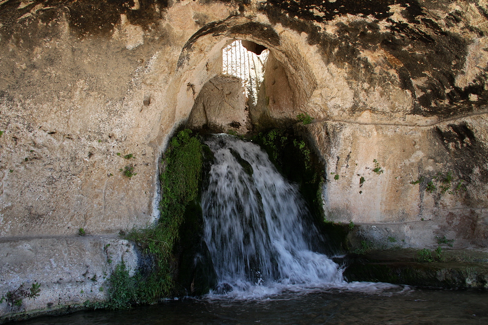 Sicilia_387.JPG - la Grotta del Ninfeo, una vasca rettangolare profona più di 6 metri con soffitto a volta da cui sgorga la cascata d'acqua proveniente da un acquedotto ellenistico...