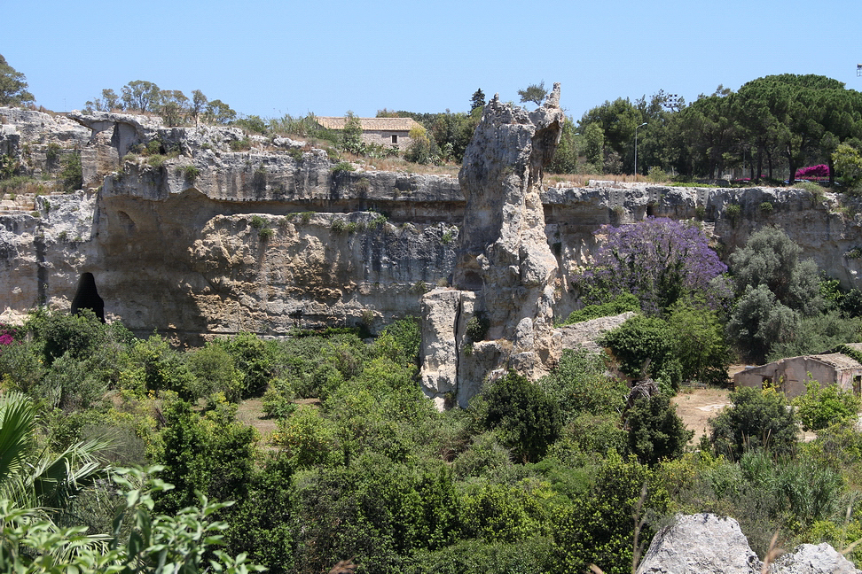 Sicilia_395.JPG - per la costruzione dei loro edifici, le latomie. Il nome deriva dal greco Litos (pietra), Temnos (taglio)...