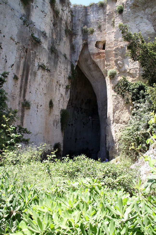 Sicilia_399.JPG - grazie all'eccezionale eco della grande grotta, poteva ascoltare i discorsi dei suoi nemici rinchiusi...