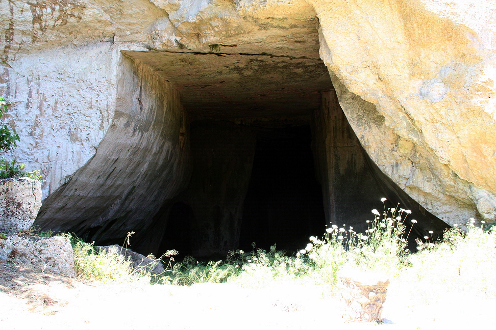 Sicilia_400.JPG - anticamente a partire dal XVII secolo la Grotta dei Cordari veniva usata dagli artigiani per intrecciare la corda e lavorare la canapa...