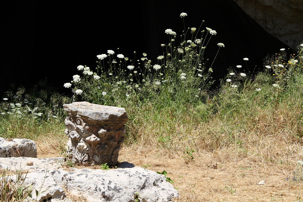 Sicilia_401.JPG - resti di un'antico capitello davanti alla grotta...