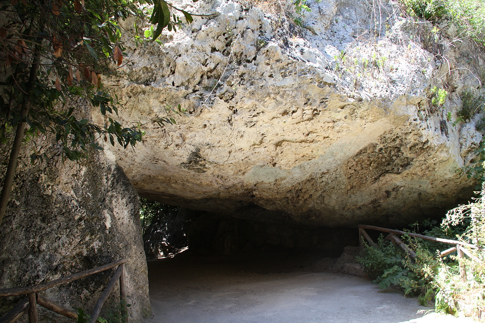 Sicilia_402.JPG - un masso enorme spiovente sulla strada obbliga a chinarsi per proseguire...