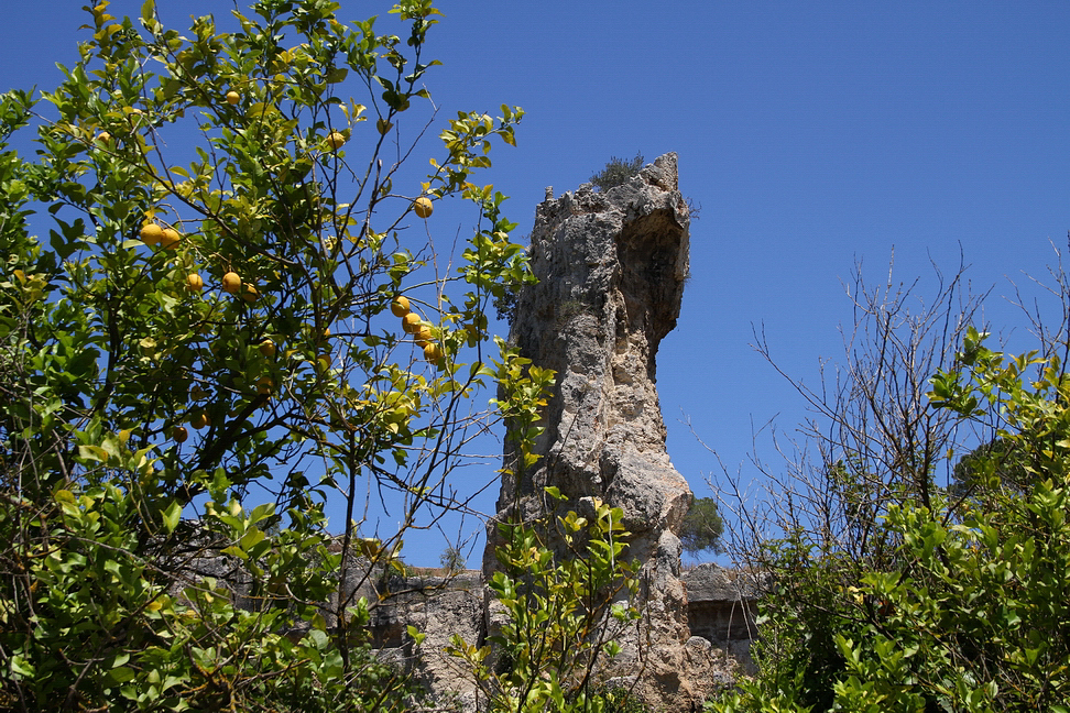 Sicilia_403.JPG - e vecchie rocce troneggiano...