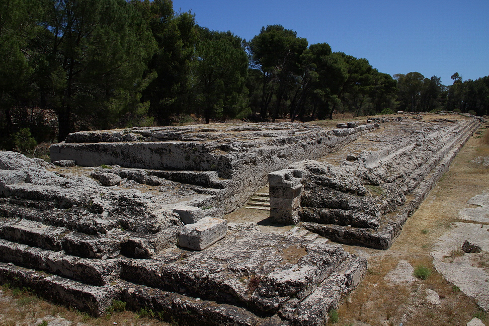 Sicilia_406.JPG - ai piedi del teatro greco si stende l'Ara di Lerone II. E' il più grande altare del mondo, lungo 200 mt e largo 23. Eretto dal tiranno per i sacrifici pubblici...