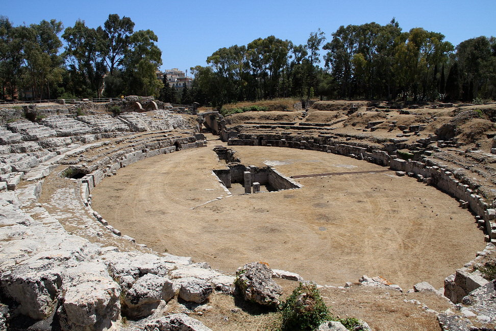 Sicilia_409.JPG - che porta all'anfiteatro romano (III-IV secolo a.c.), misura mt 140 per 119...