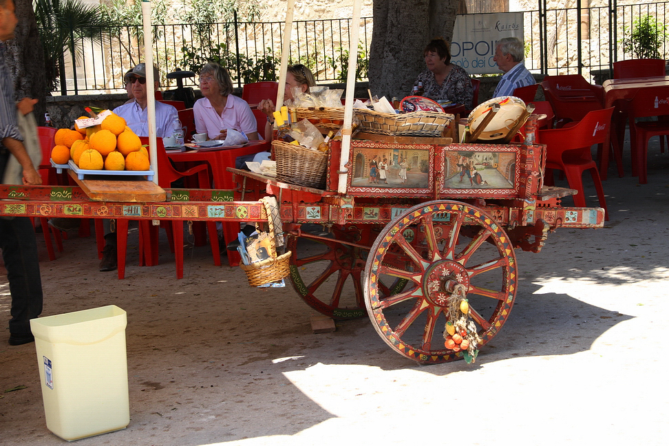 Sicilia_411.JPG - un tipico carretto siciliano termina la strada della zona archeologica...