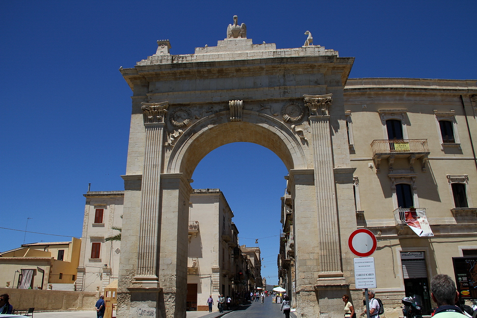 Sicilia_413.JPG - in tutta la sua imponenza accoglie la Porta Ferdinandea o Porta Reale. Fu realizzata nel 1838 per la venuta di Ferdinando II di Borbone, Re delle due Sicilie...