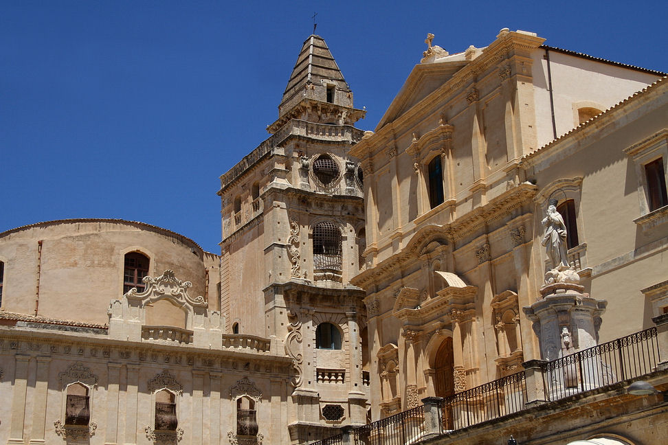 Sicilia_415.JPG - monastero Benedettino del 1706 con ricche decorazioni e grosse finestre con grate panciute...