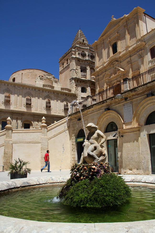 Sicilia_418.JPG - il passo è breve e su una piazzetta con una grande fontana...