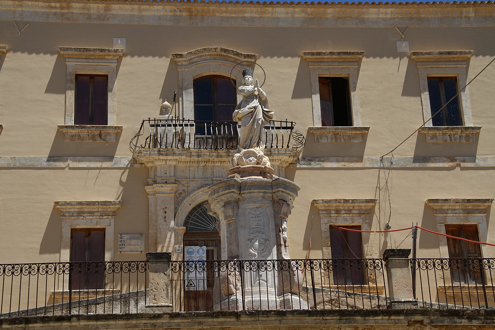 Sicilia_419.JPG - sormontatta dalla statua della Madonna...