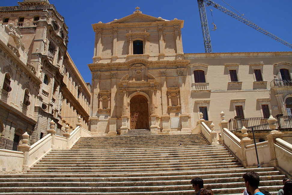 Sicilia_420.JPG - Chiesa di San Francesco all'Immacolata (1704-45). Vi si accede con una larga scalinata a 3 balze...