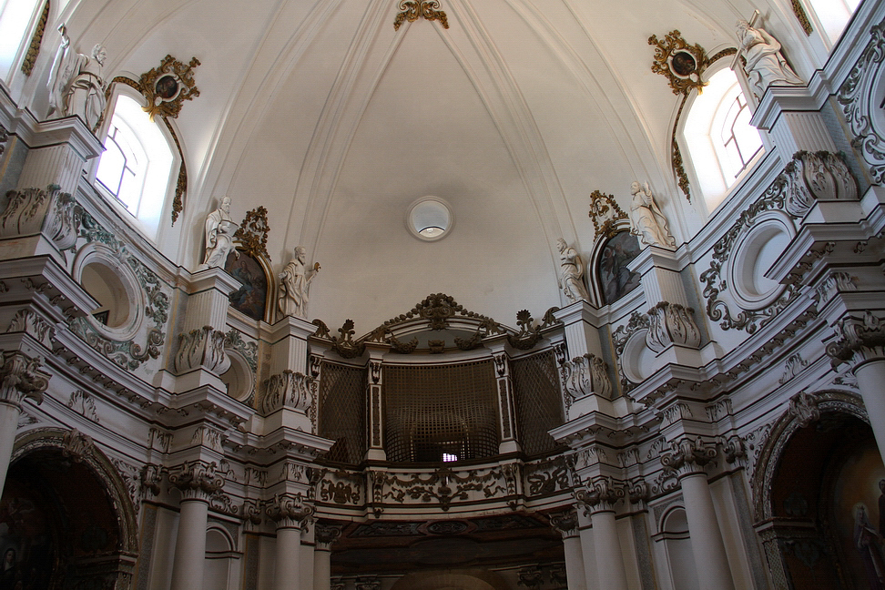 Sicilia_427.JPG - con un architrave decorata che circonda tutta la chiesa, e sopra poggiate su mensole statue dei 12 apostoli...