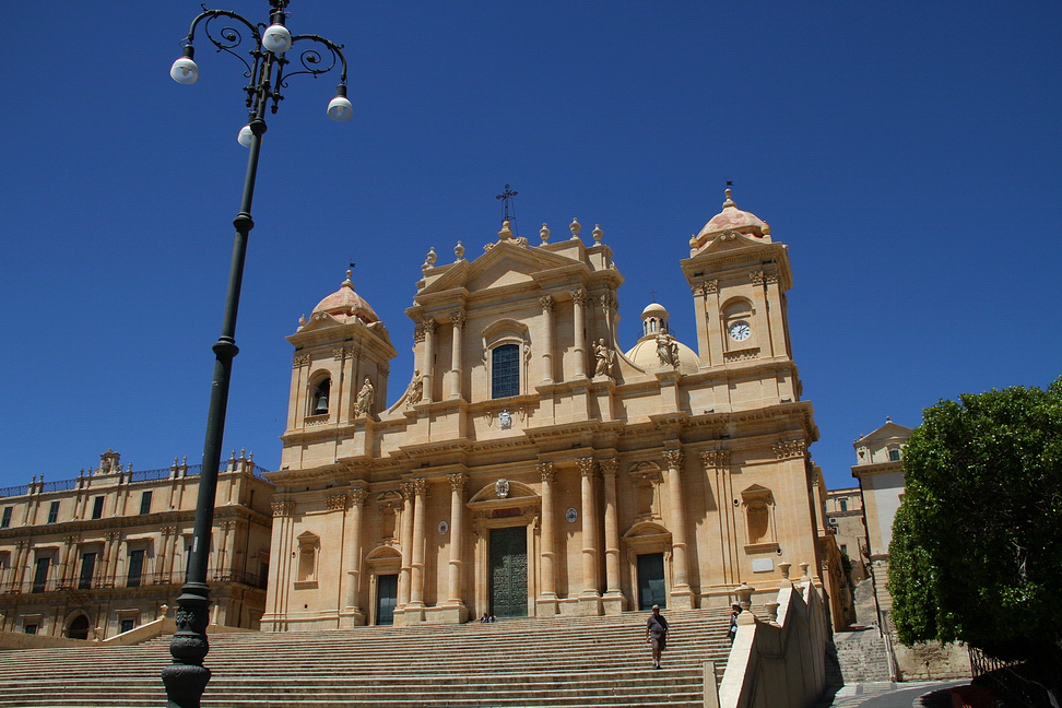 Sicilia_432.JPG - e ci si commuove dalla grandiosità e dall'armonia della Cattedrale (1706) dedicata a S. Nicolò di Mira...