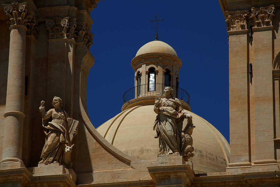 Sicilia_433.JPG - alte cupole e statue che toccano il cielo...