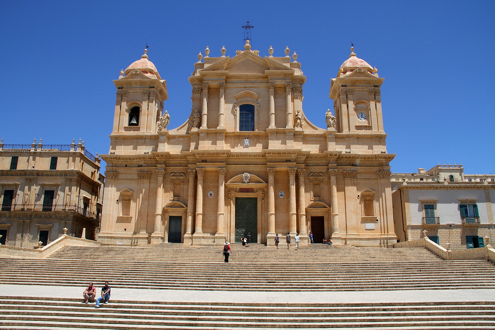 Sicilia_434.JPG - la facciata, disegnata da Don Rosario Gagliardi e continuata da Vincenzo Sinatra, si affaccia su un'ampia monumentale gradinata a 3 rampe...