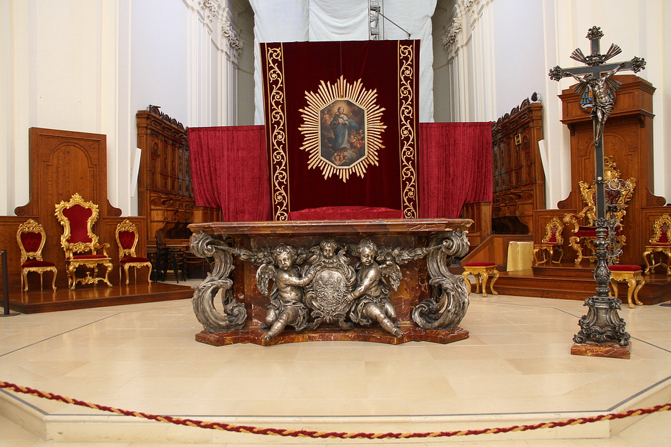 Sicilia_441.JPG - l'altare maggiore con due troni vescovili con relativi sgabelli in legno scolpito e dorato (secc. XVIII-XIX), un coro ligneo...