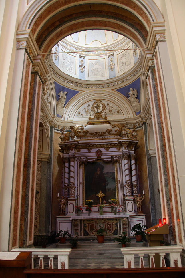 Sicilia_447.JPG - La cappella di fondo della navata destra custodisce la preziosa arca d'argento cinquecentesca contenente le spoglie del Santo Patrono della città e della Diocesi di Noto Corrado Confalonieri (visibile solo in occasione delle festività dedicate al santo nei mesi di febbraio ed agosto).