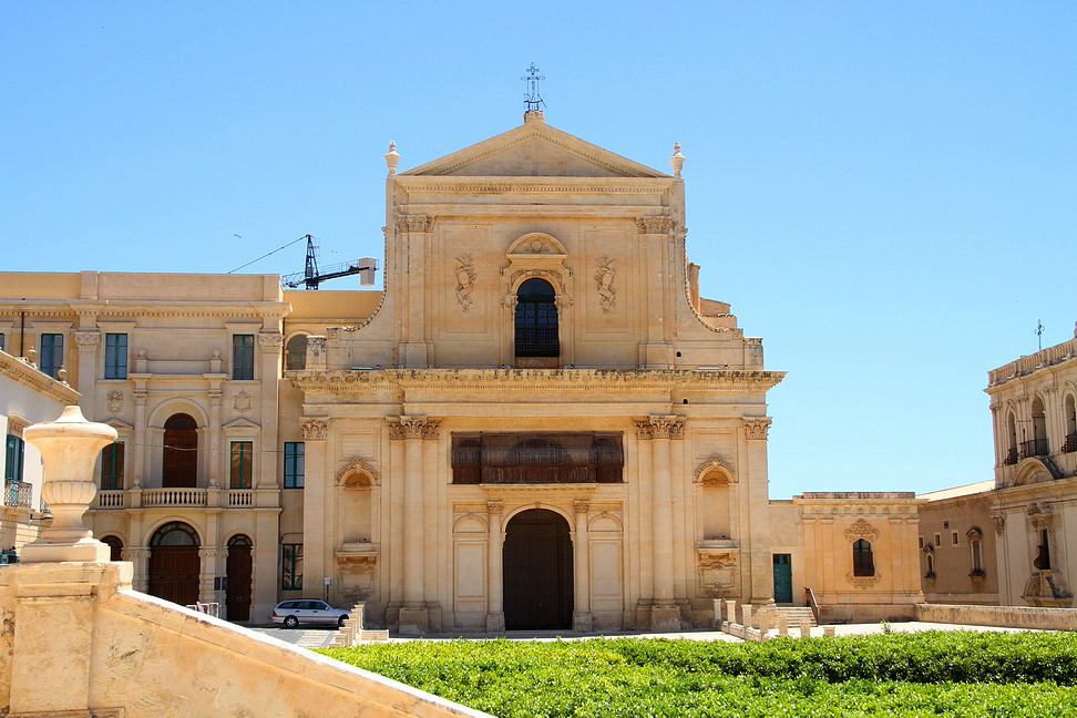 Sicilia_450.JPG - su una piazzetta elevata di lato si erge la Chiesa del SS. Salvatore...