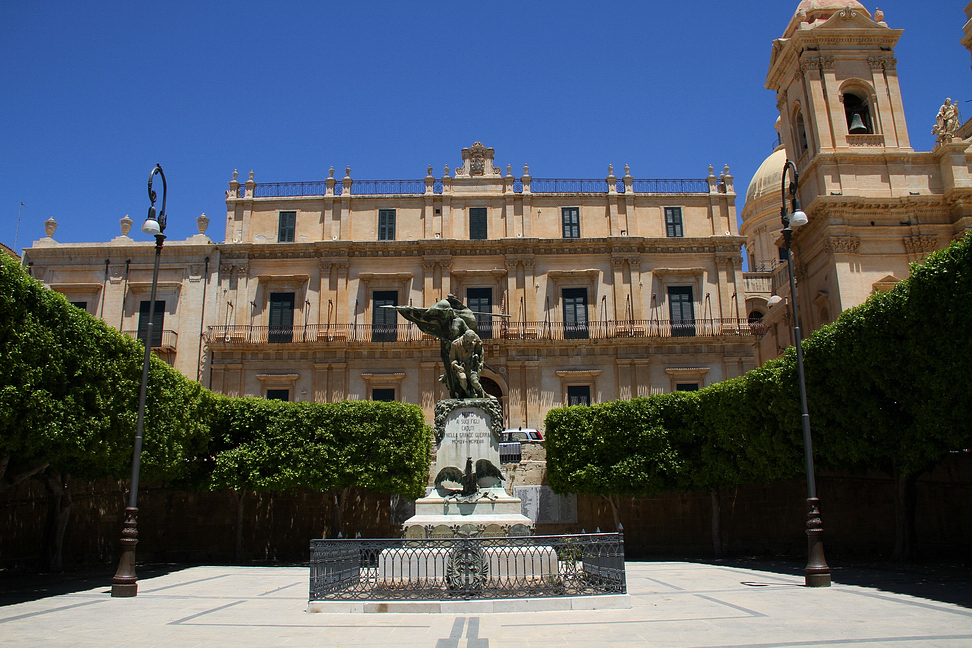 Sicilia_452.JPG - La Piazza del Municipio, o Piazza Landolina,  a fianco della Cattedrale, sormontata da Palazzo Landolina che venne fatto costruire nel 1730, per ordine di Francesco Landolina, marchese di Sant'Alfano e noto nobile della città...