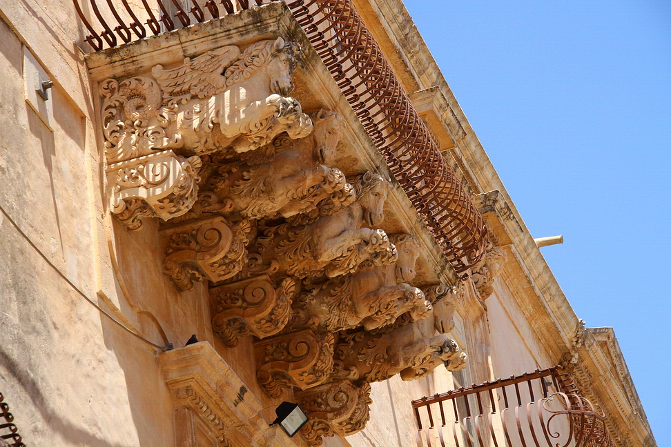 Sicilia_456.JPG - balconi più belli del mondo sono diventati l’icona delle città tardobarocche del val di Noto...