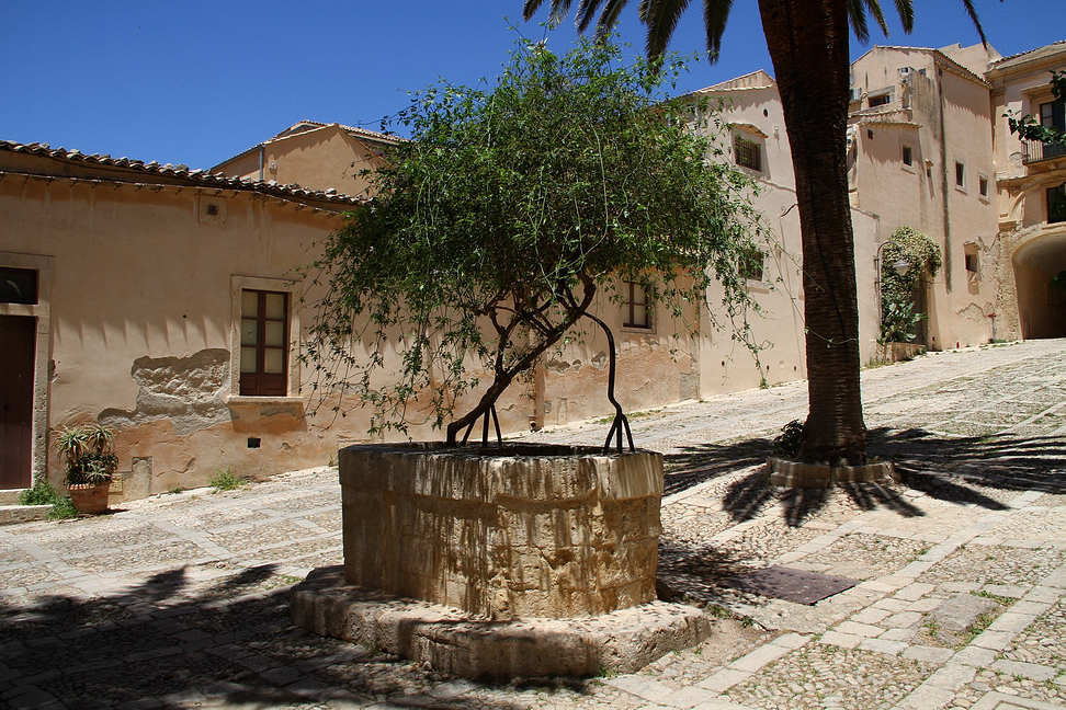 Sicilia_459.JPG - Il palazzo si presenta a corte o “baglio” con il pozzo, l’acqua come elemento centrale di vita...