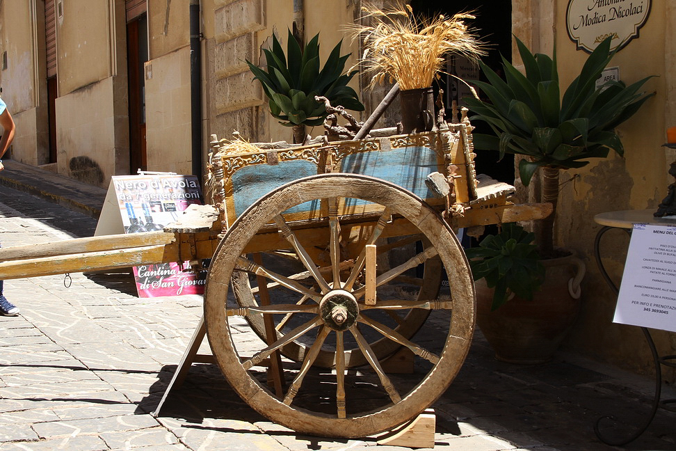 Sicilia_460.JPG - sulla via il tipico carretto siciliano, invita a un ristorante...