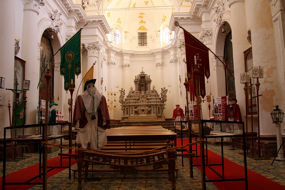 Sicilia_463.JPG - interno, ad un'unica navata, circoscritto da colonne corinzie...