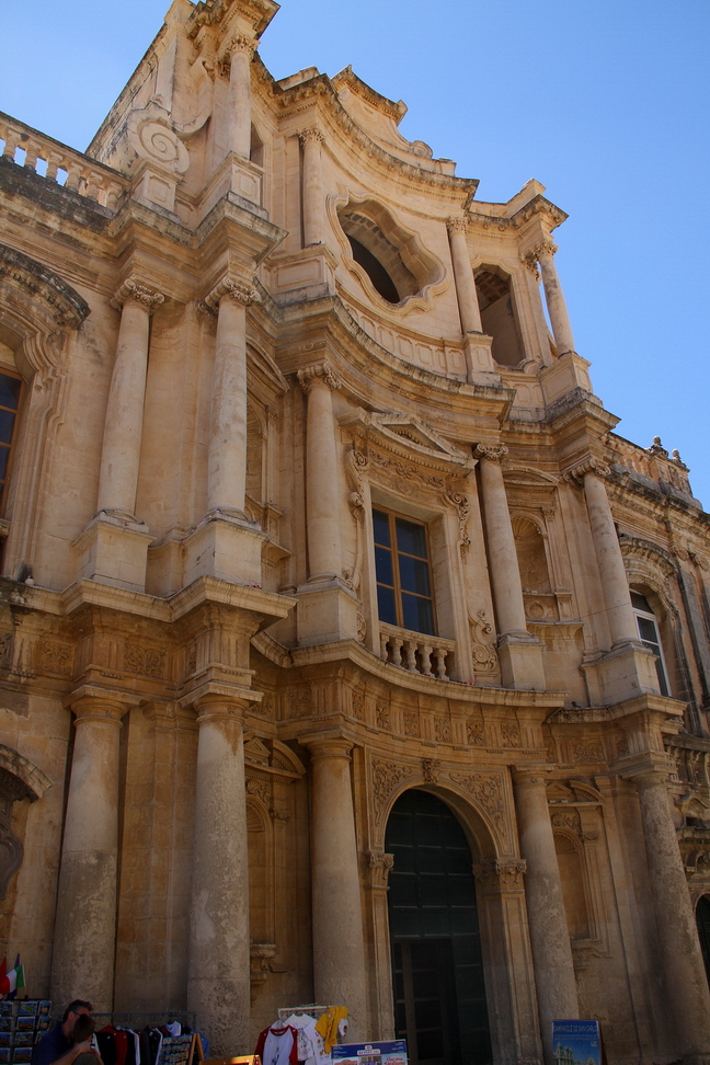 Sicilia_473.JPG - lungo il Corso si incontra la chiesa del Collegio dei Gesuiti , con la facciata a tre corpi, dorico, jonico e corinzio, leggermente concava, dedicata a San Carlo Borromeo...