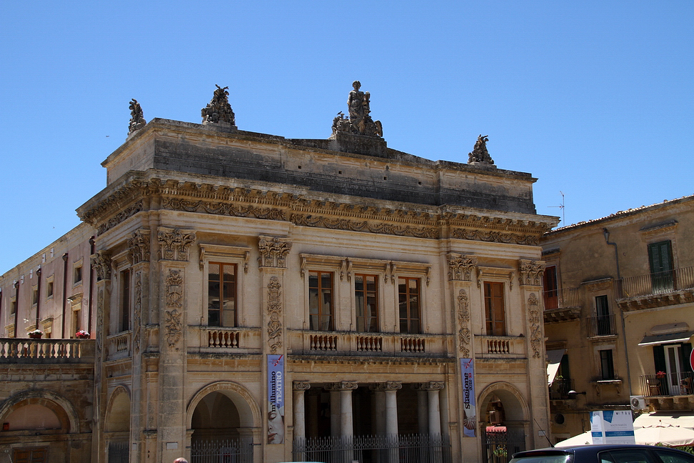 Sicilia_475.JPG - maestoso il prezioso Teatro Comunale Vittorio Emanuele , un saggio architettonico della Noto Ottocento, progettato dall'Architetto Cassone in stile neoclassico...