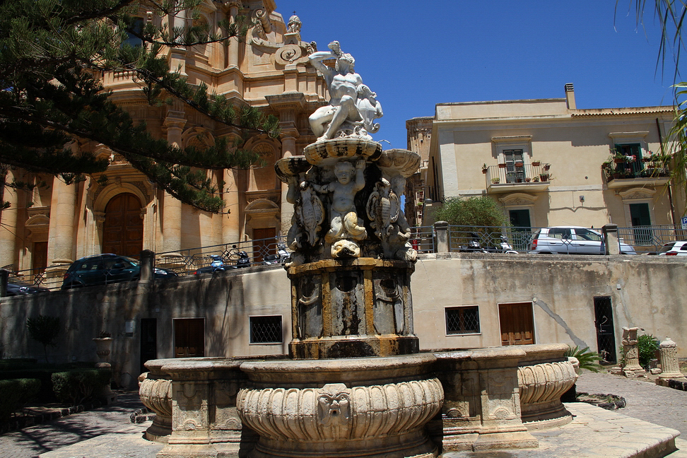 Sicilia_477.JPG - più avanti si apre una piazzetta con artistica fontana sormontata dalla settecentesca statua marmorea dedicata al mitologico Ercole, opera di G. Orlando...