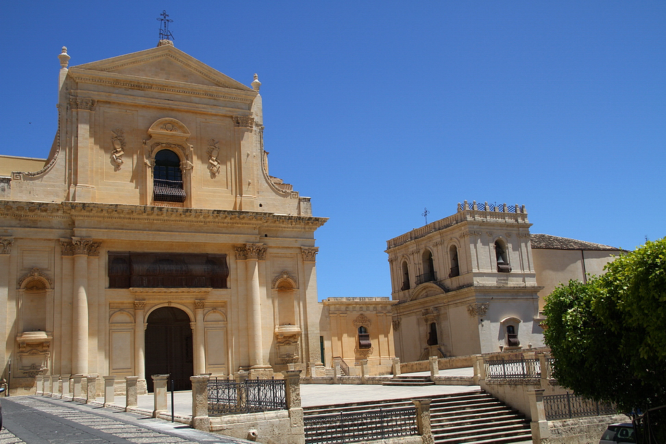 Sicilia_479.JPG - Nel 1767 inizia la costruzione della basilica che doveva sostituire la vecchia chiesa, già in costruzione dal 1723, ma in rovina nel 1790. L’attuale chiesa si sviluppa con l’asse longitudinale all’interno dello spazio occupato anticamente dal primitivo chiostro del monastero benedettino...