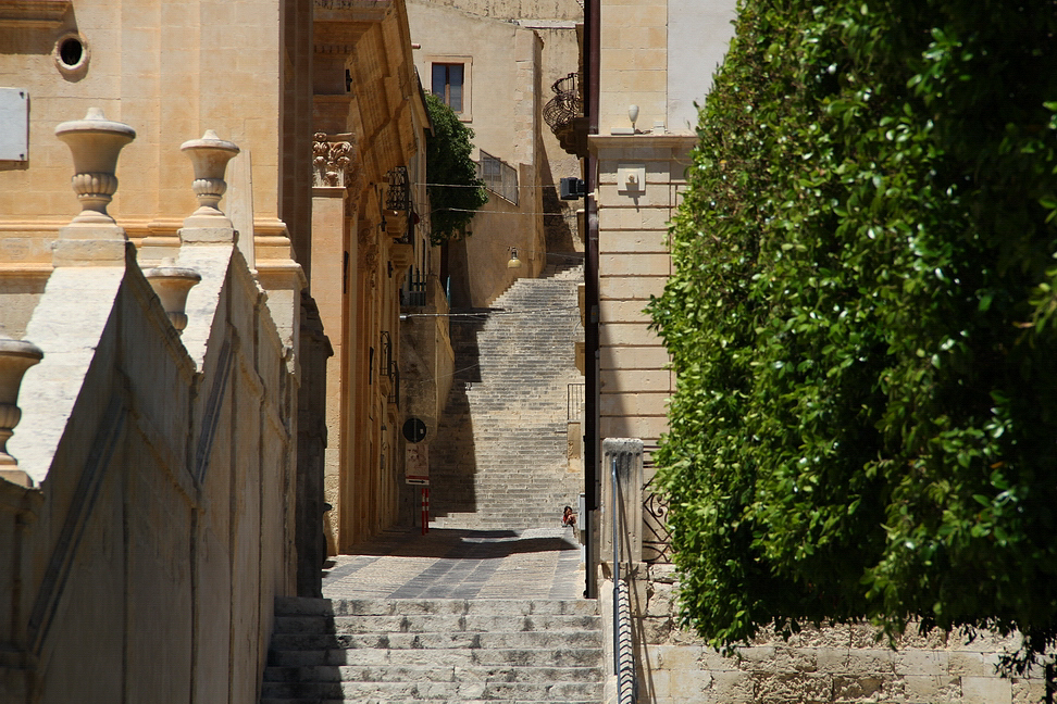 Sicilia_482.JPG - e scale che portano in alto... verso altri tesori ancora da scoprire per riempire gli occhi di meraviglia e l'anima di bellezza.