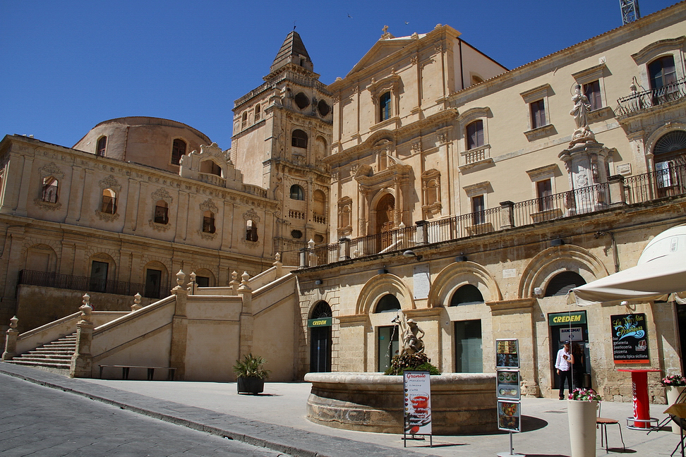 Sicilia_484.JPG - gli occhi sono attratti dalle forme sinuose del Convento del SS. Salvatore...