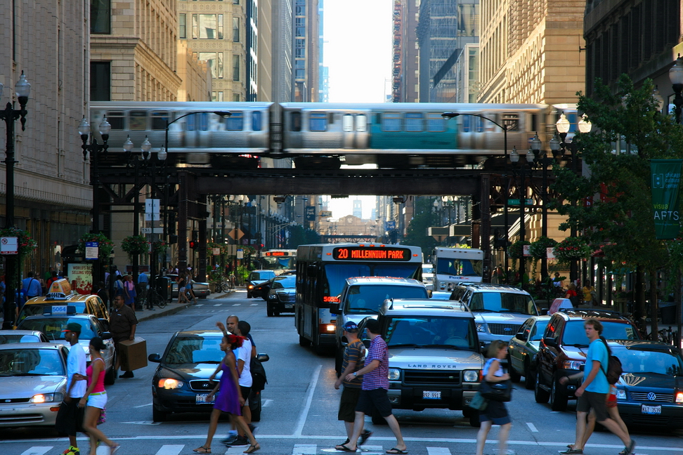 America_017.jpg - ...tra i palazzi corre la caratteristica ferrovia sopraelevata...(Chicago, Illinois, Millenium Park)