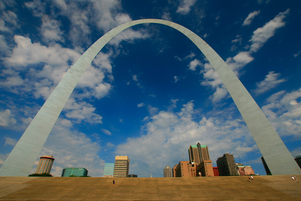 America_031.jpg - A St. Luois, un enorme arco d'acciaio simboleggia la Porta dell'Ovest...richiamando alla mente un'epoca pionieristica...la corsa all'oro...(St. Luois, Missouri, Gateway Arch)